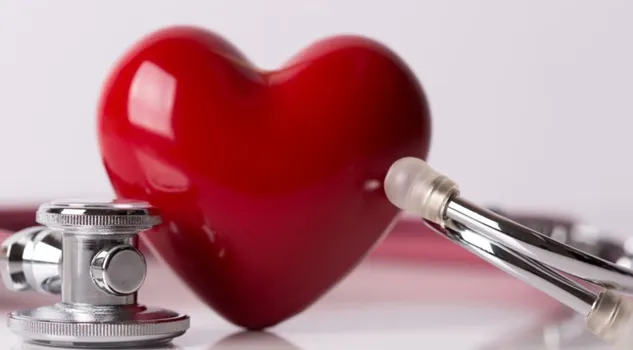 Corazón con estetoscopio