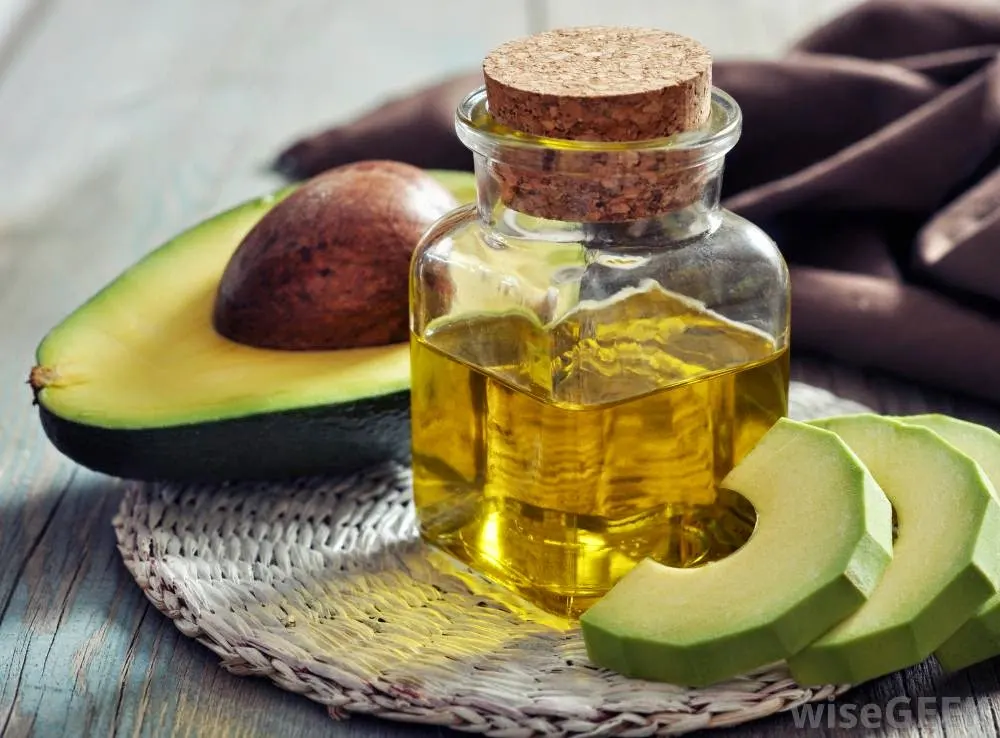 Aguacate en el cabello dañado y seco