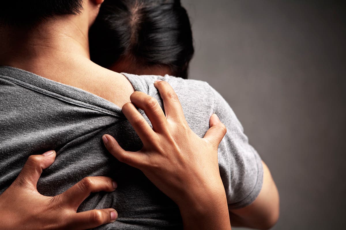 pareja abrazándose