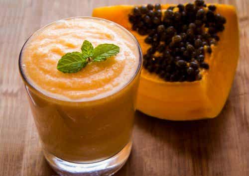 Fruta y zumo de papaya.
