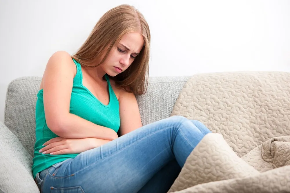 Mujer con dolor por hemorroides externas