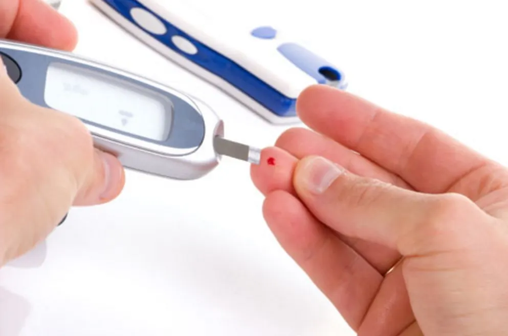 Toma de azucar en sangre con ayuda del glucómetro.