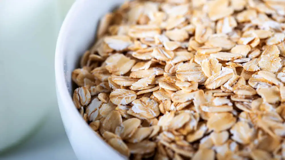 Hojuelas de avena natural en un bol.