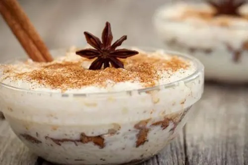 Arroz con leche y canela.