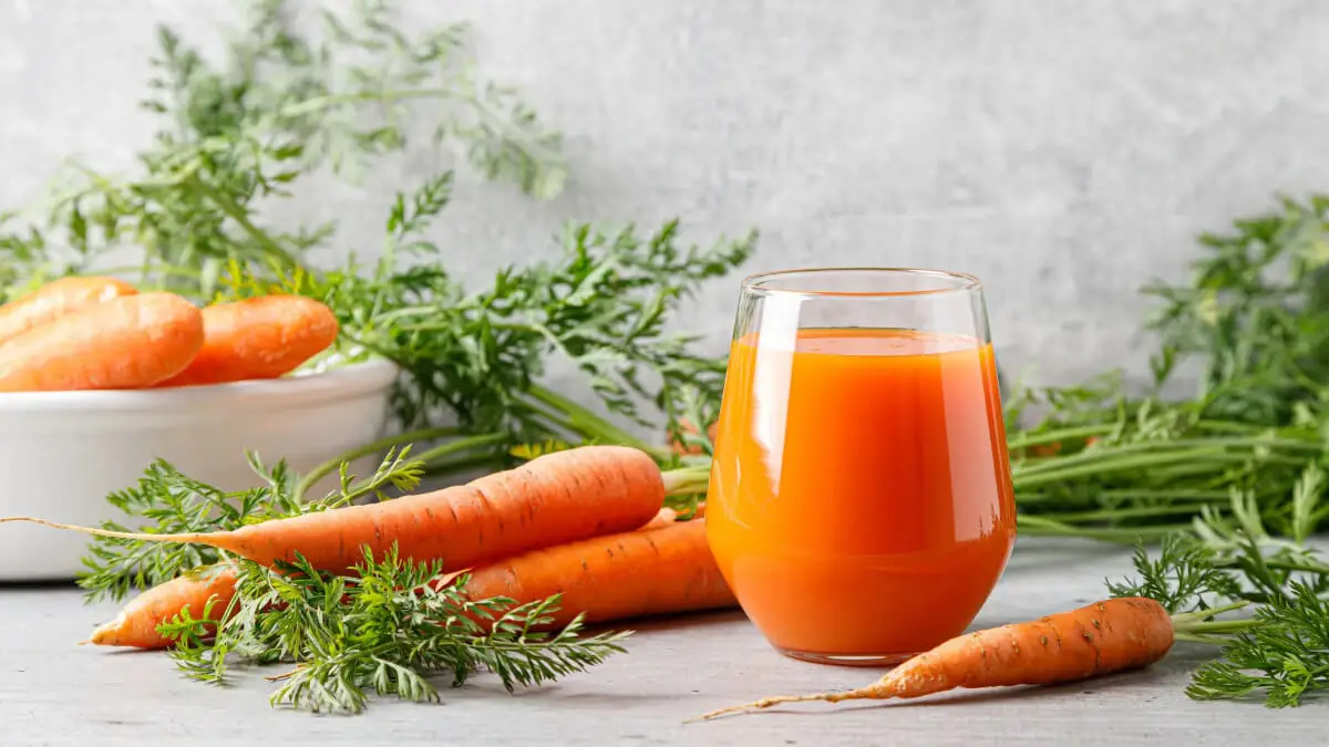 Vaso de jugo de zanahoria y perejil.