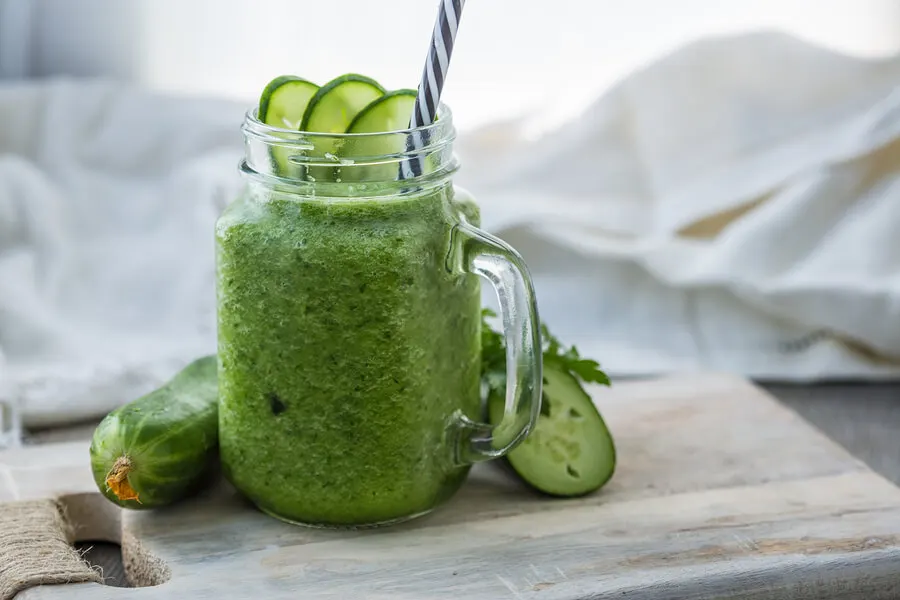 Jugo de pepino fresco.