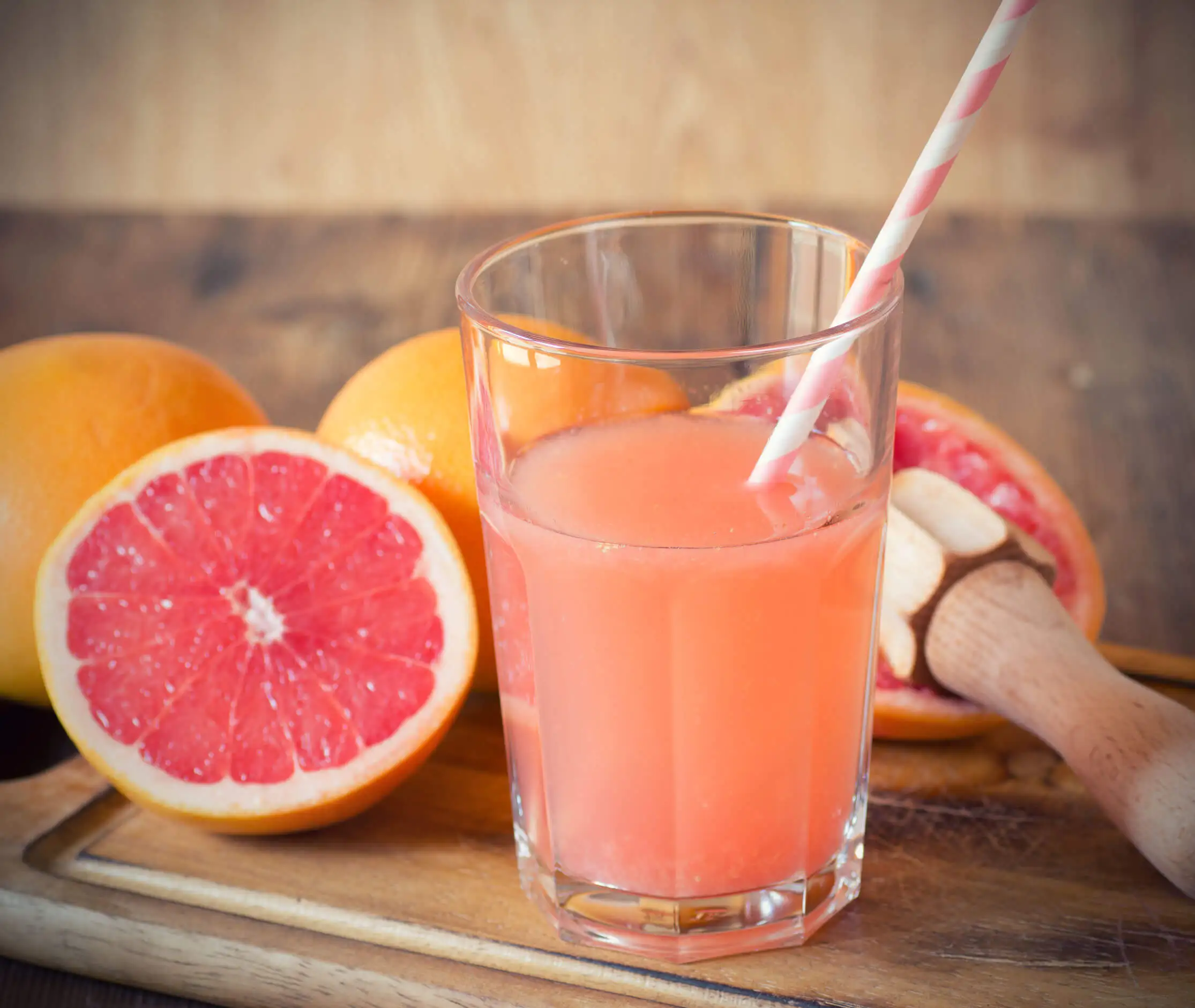 Jugo de pomelo para reducecir el colesterol no se debe comparroz de levadura roja.