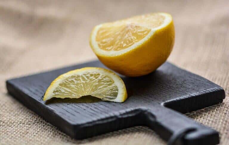 Descubre los increíbles beneficios del agua tibia con limón en ayunas