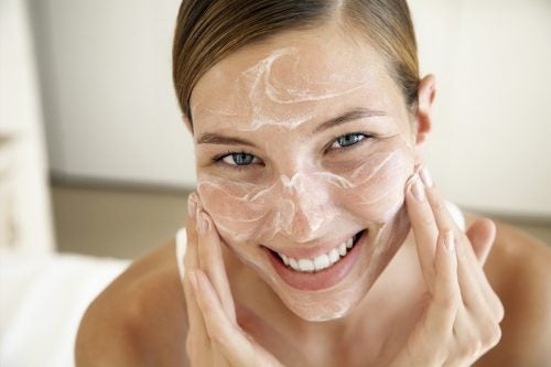 Limpiar la cara con jabón casero para pieles grasas