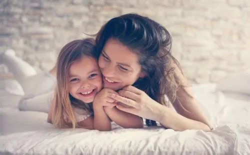 Madre e hija felices para tener un buen desarrollo de la personalidad.