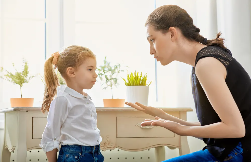 Madre hablando con su hija de que se va a separar
