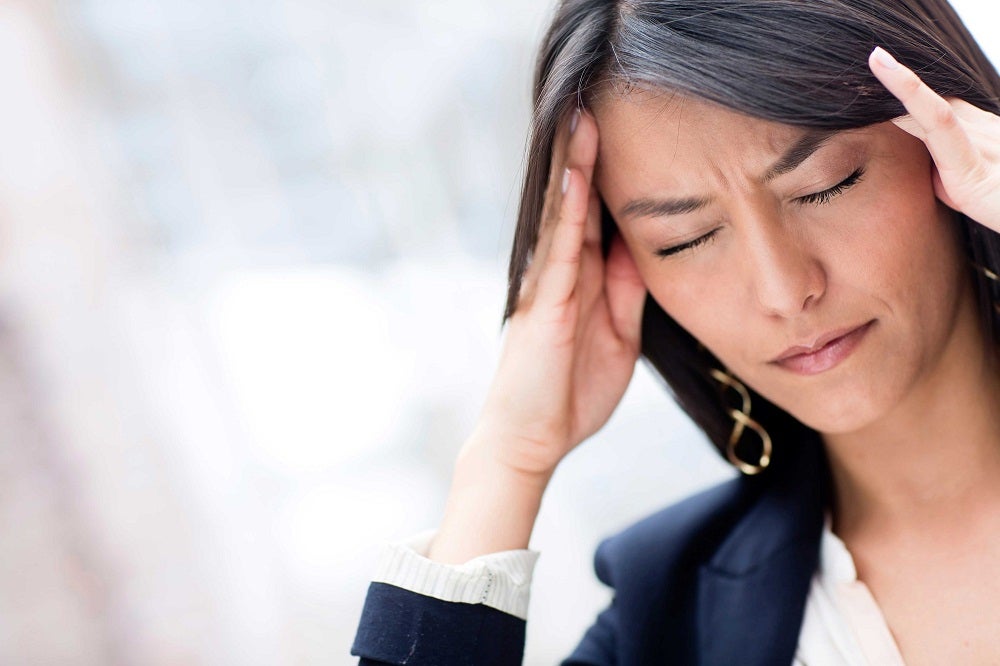 Mujer con migraña.