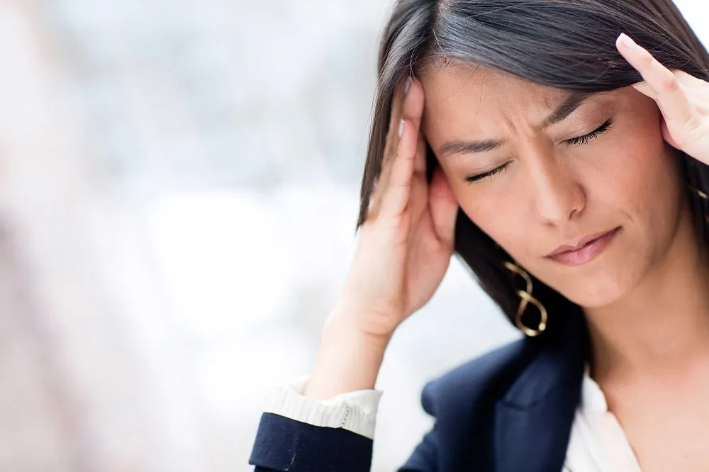 Mujer con migraña.