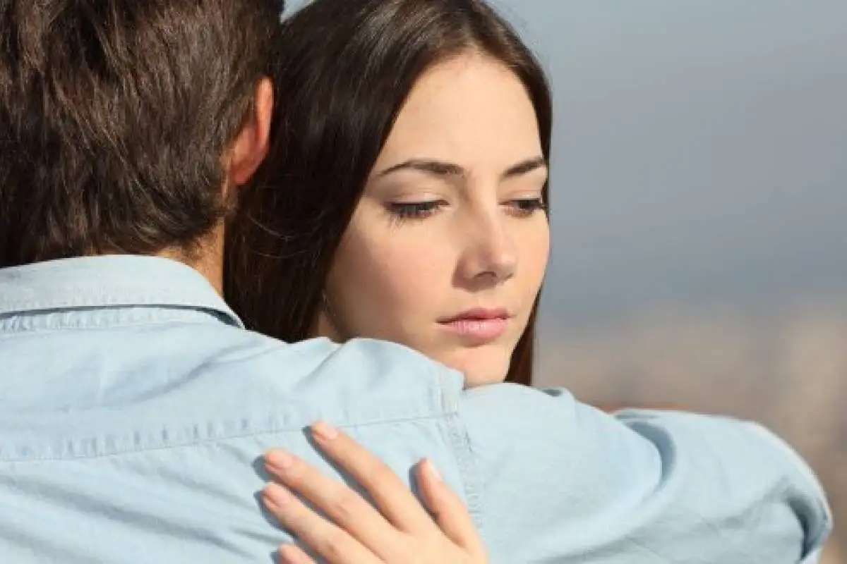 Mujer desconfía de su pareja