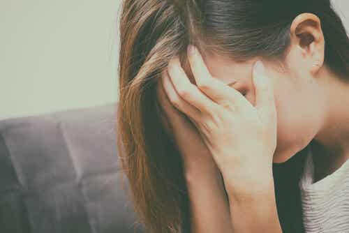 Mujer llorando con depresión