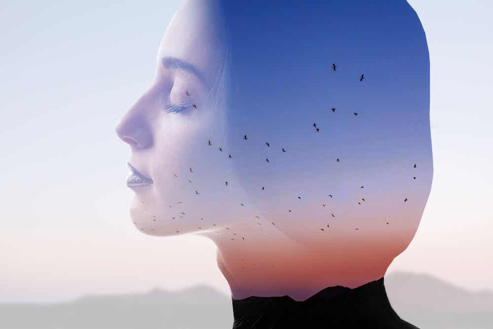 Mujer practicando Mindfulness para combatir la ansiedad