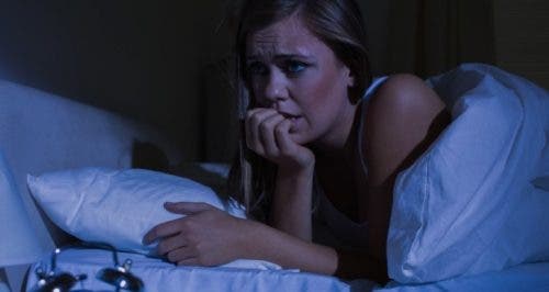 mujer-que-ha-sufrido-un-ataque-de-panico-nocturno