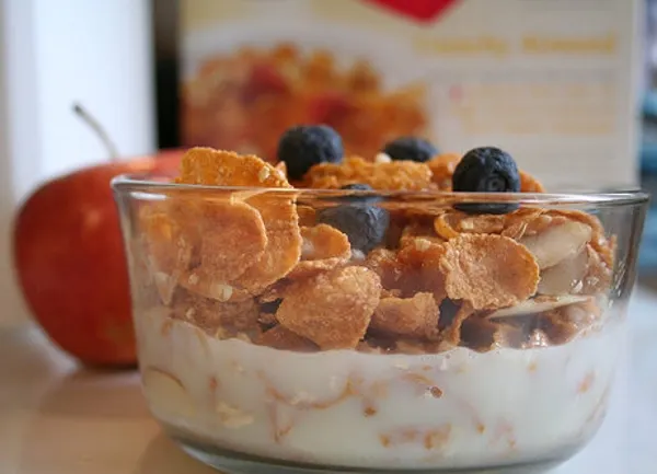 niños yogur y cereales