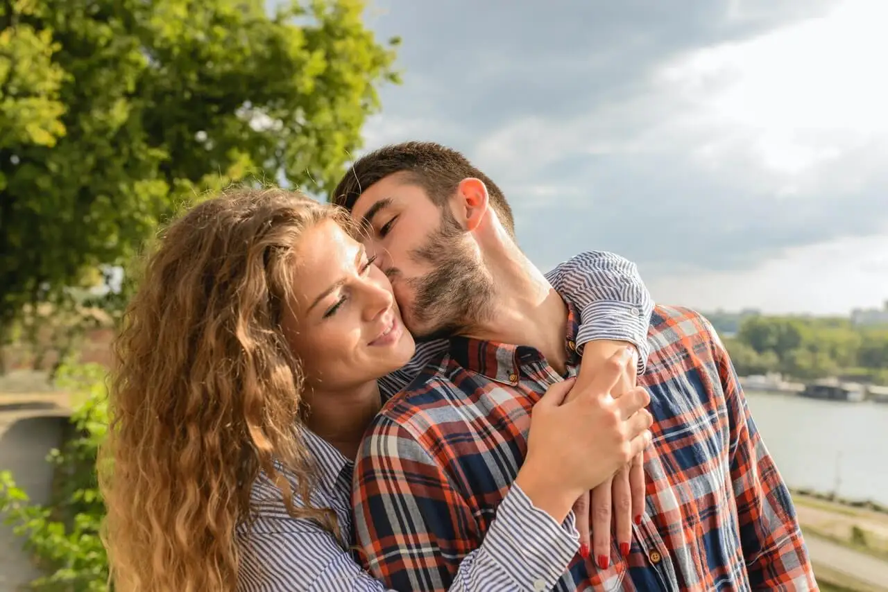 Pareja experimenta cosas nuevas.