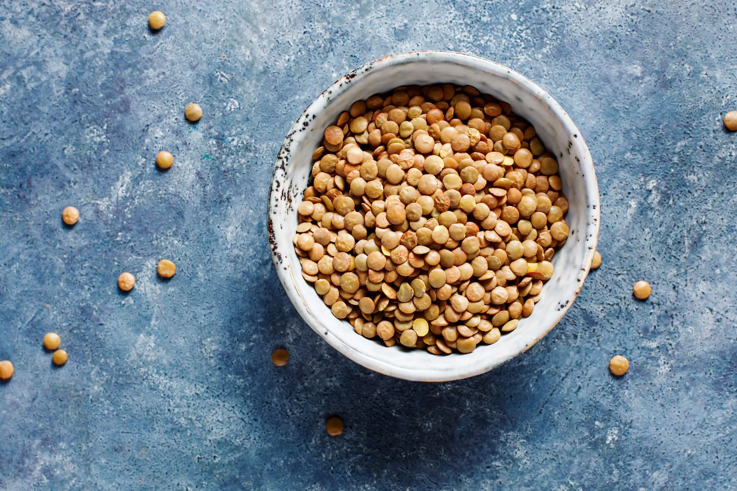 Plato de lentejas con proteínas.