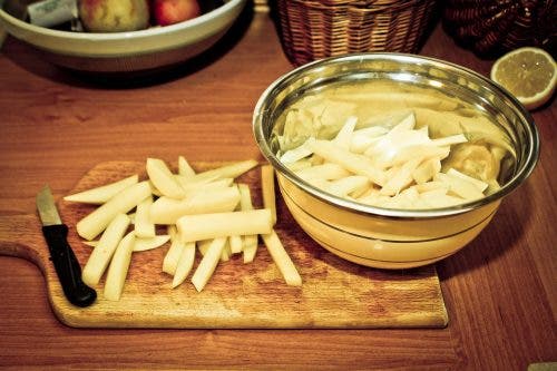 Bol con patatas cortadas