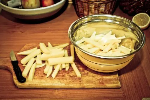 Bol con patatas cortadas