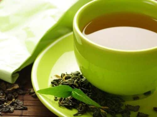 Taza con té verde