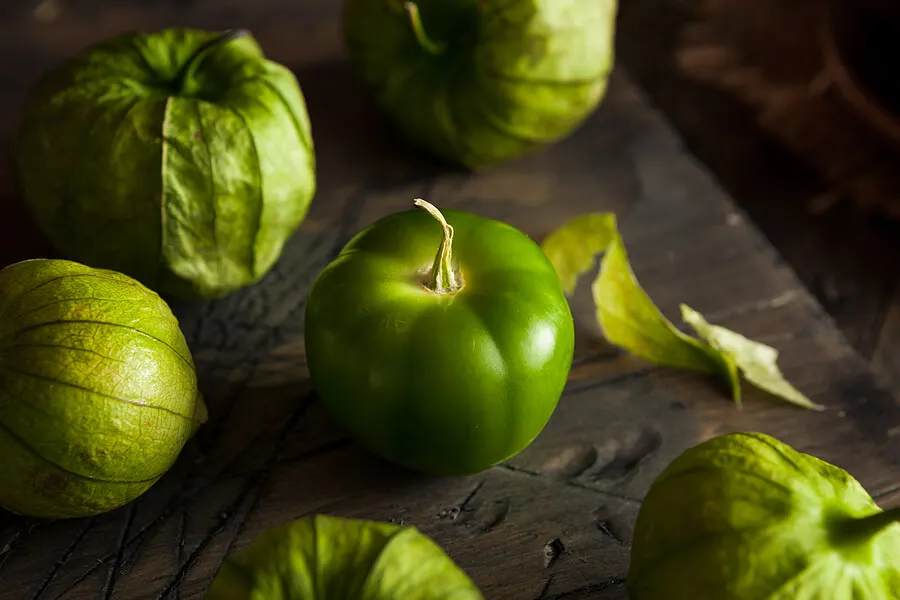 Tomatillos verdes pelados.