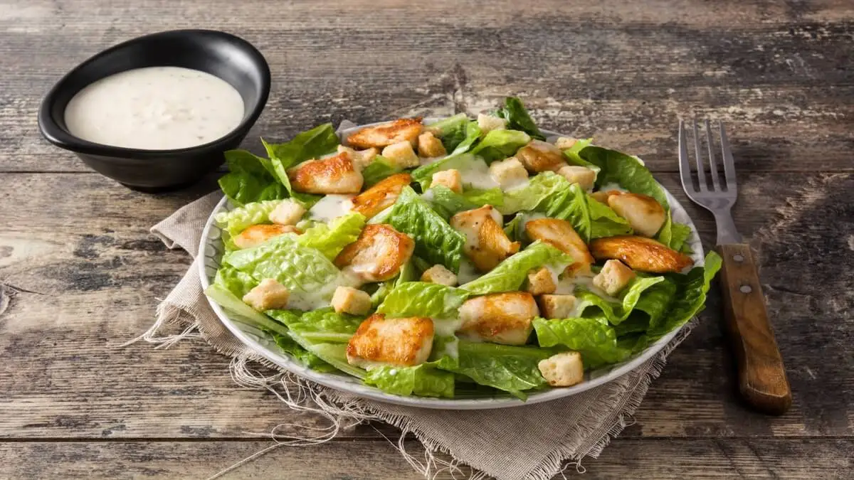 Ensalada césar con pollo.