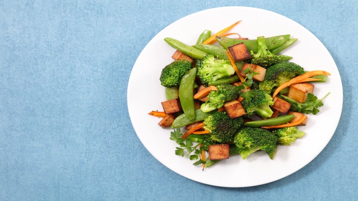 Ensalada de brócoli y tofu.