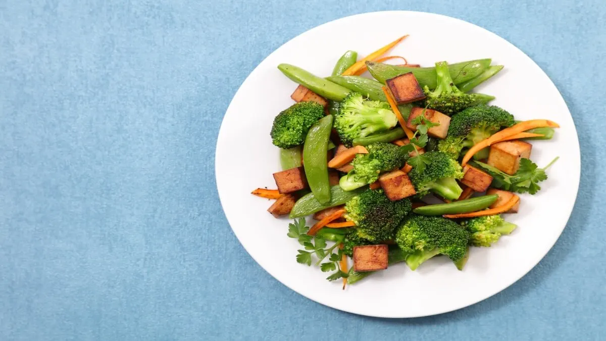 Ensalada de brócoli y tofu.