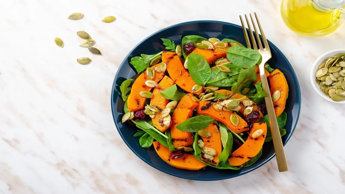Ensaladas nutritivas con calabaza y espinacas.