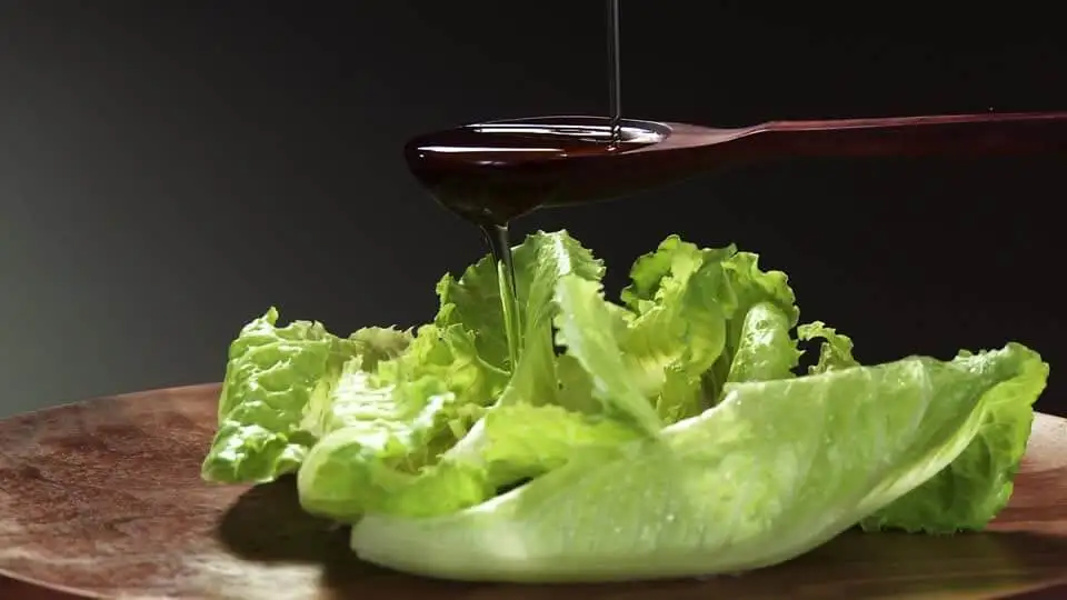 aceite-de-oliva-y-lechuga