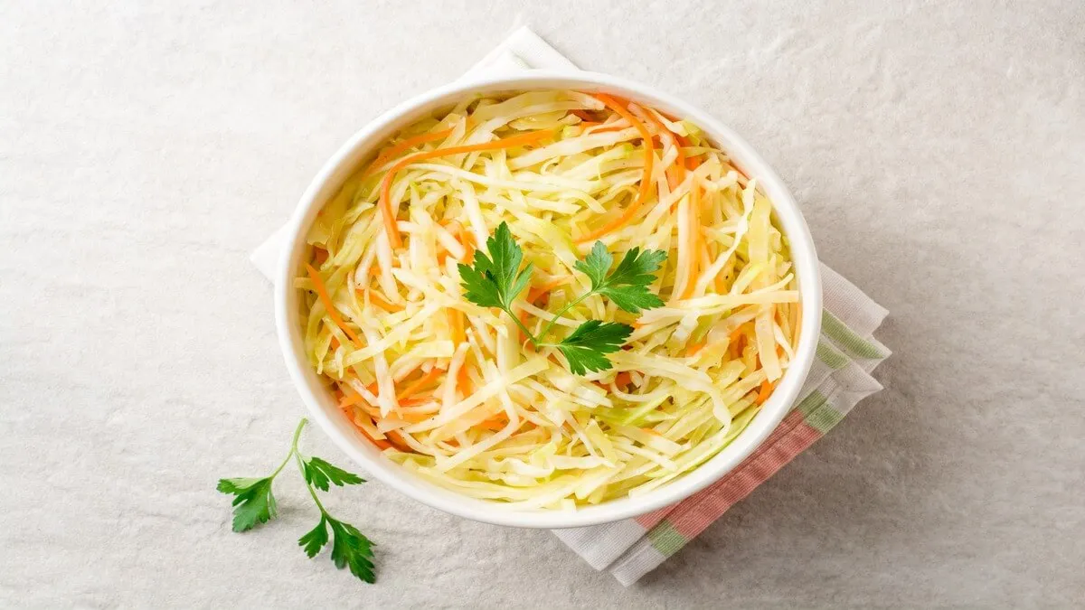 Ensaladas nutritivas con col y zanahorias.