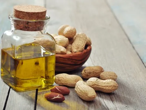 Tarro con aceite de cacahuete