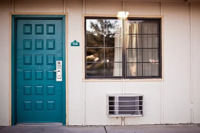 gastar menos en electricidad: aislar puertas y ventanas