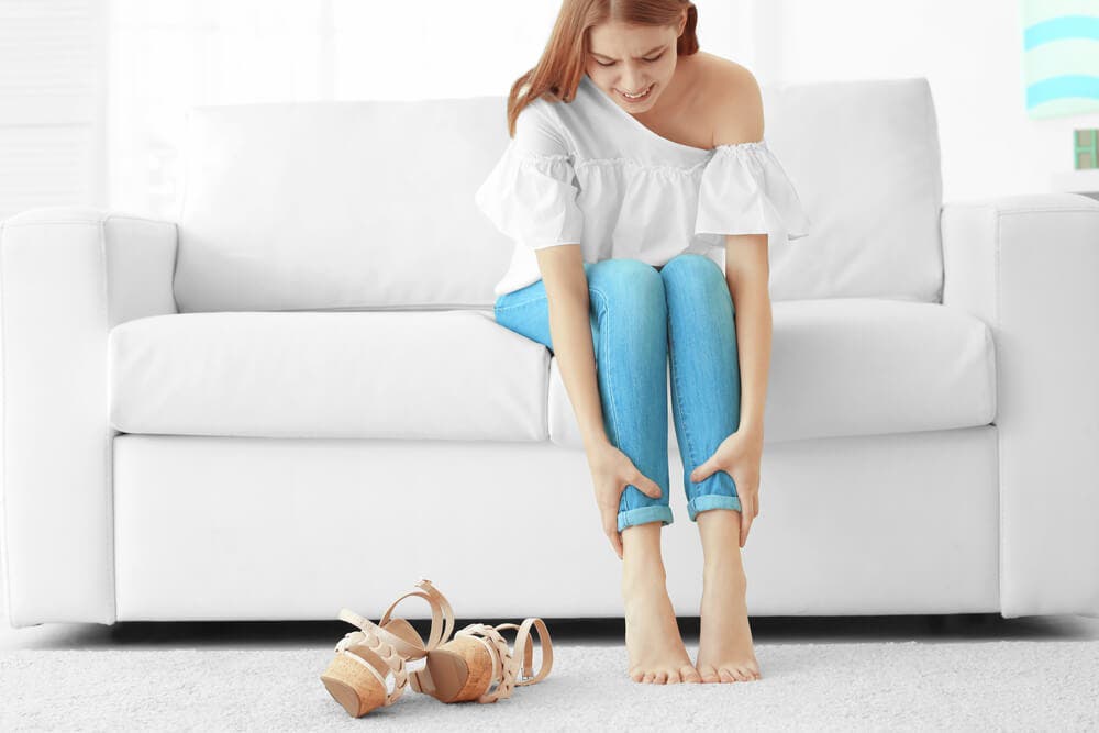 Mujer con las piernas cansadas