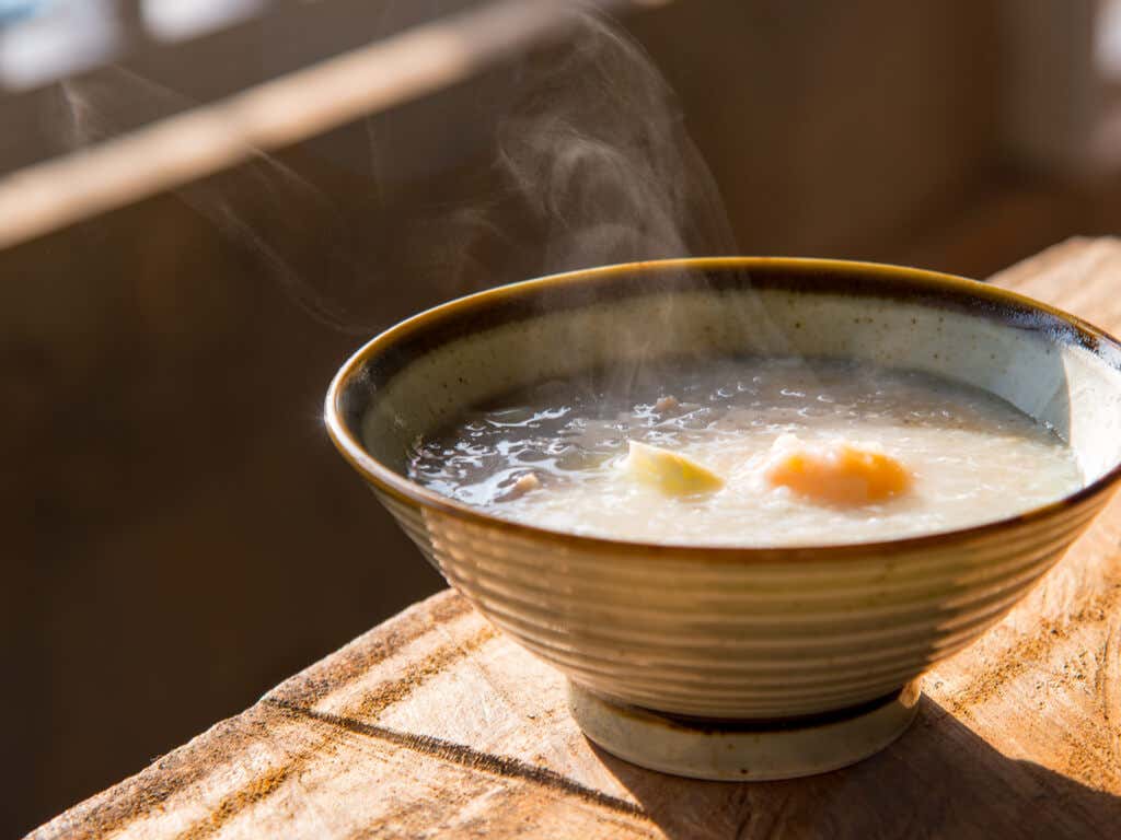 Un cuenco de caldo como el de la imagen es una forma ideal de comer arroz