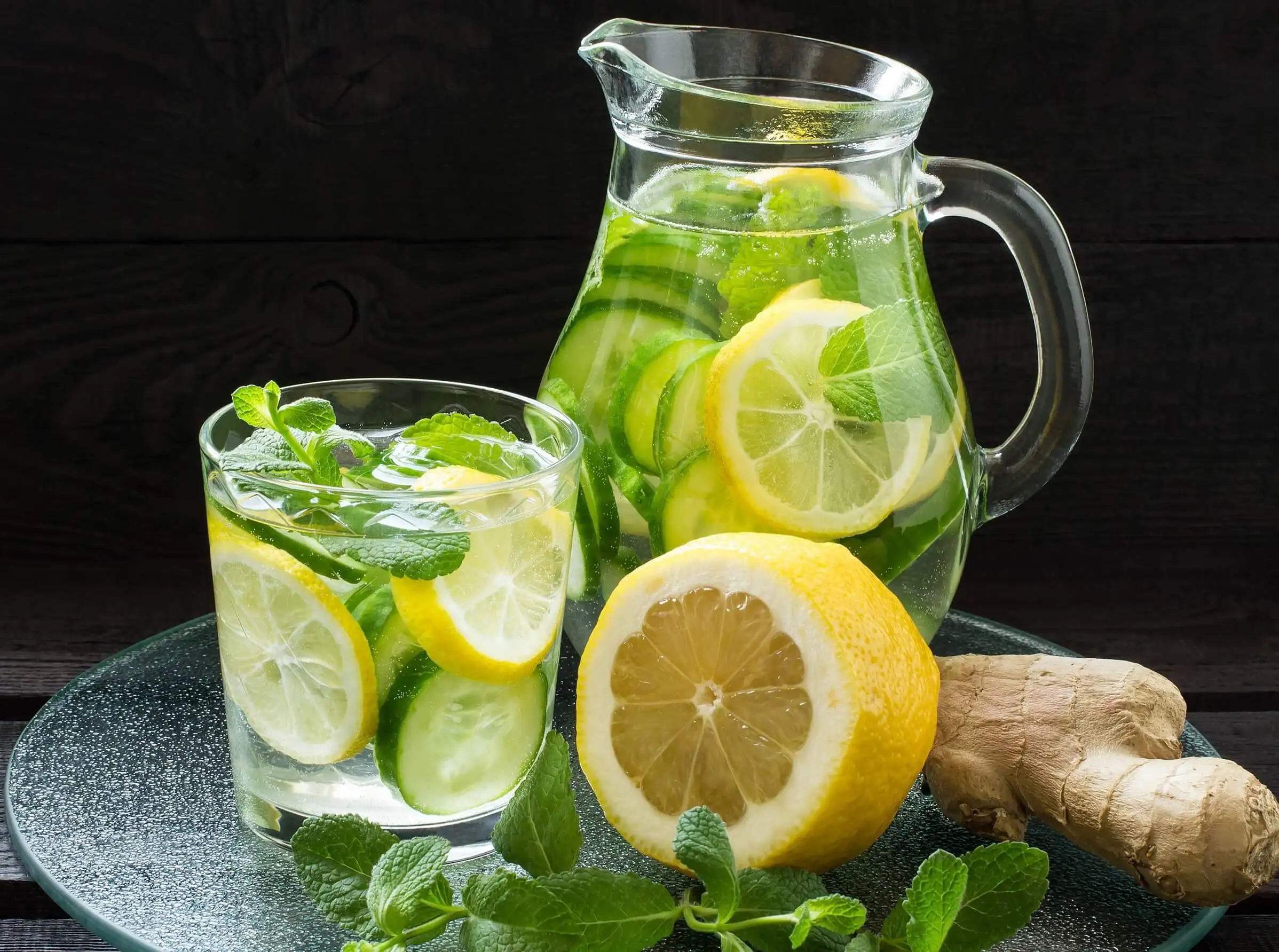 Caraffa con acqua cetriolo e limone