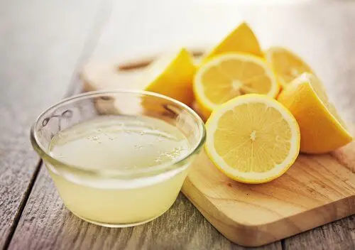 Zumo de limón para aliviar el mal aliento.