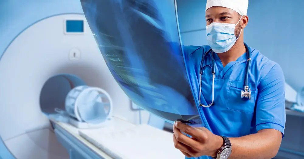 Médico mirando una radigrafía