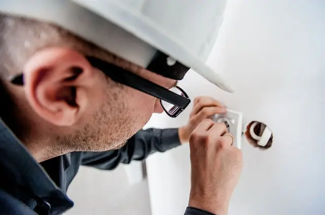 gastar menos en electricidad: contrata a un experto