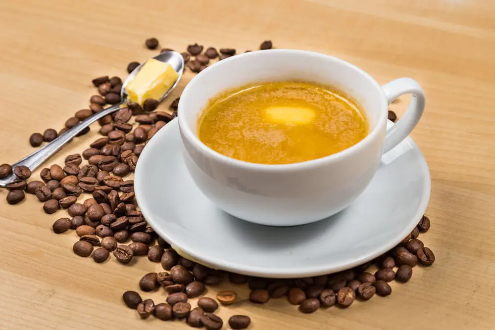 Préparation de café avec ghee et stevia.