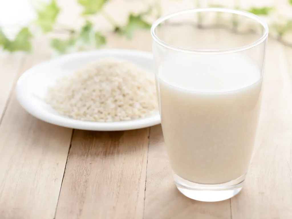 Debes evitar darle a tu bebé bebidas de arroz