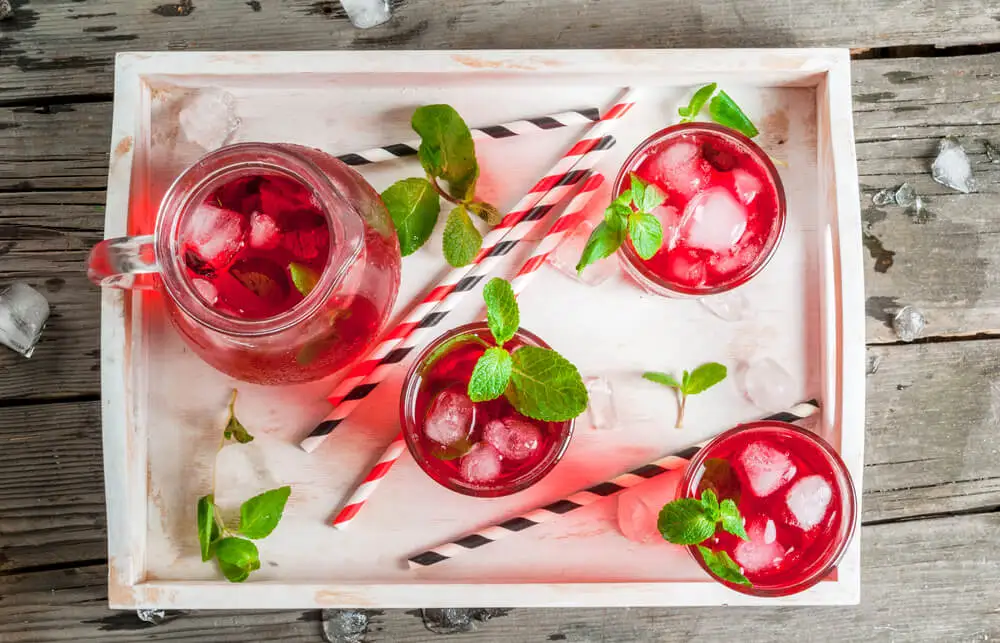 Infusión de limón, fresas y menta