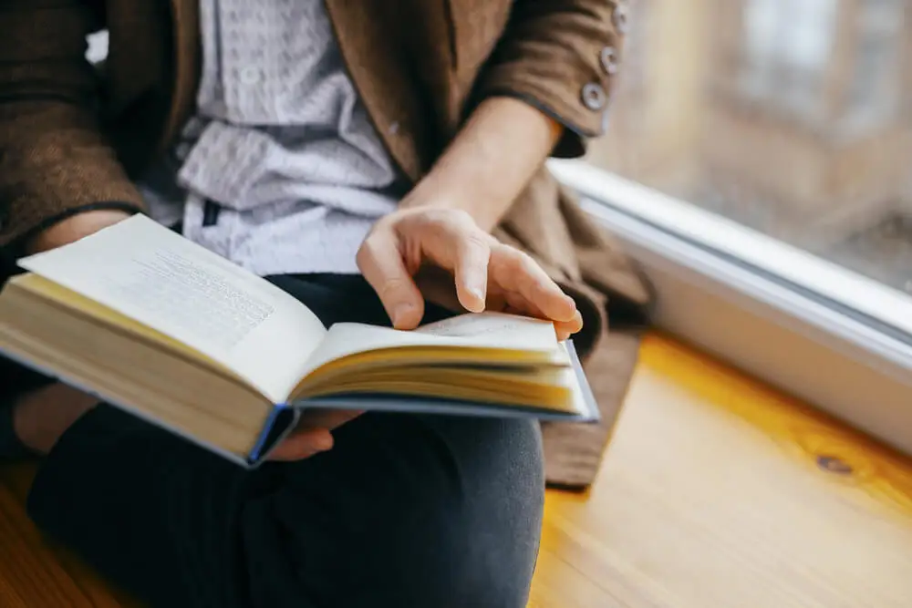 erste Menstruation - Frau liest ein Buch