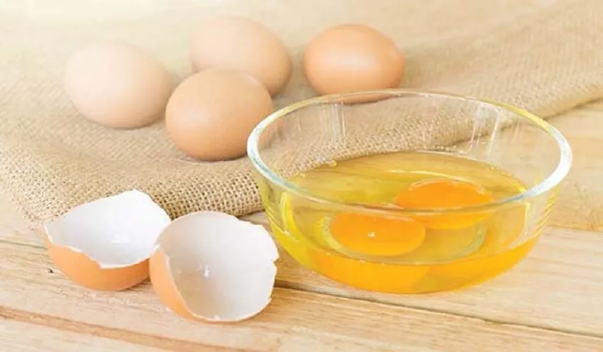 Yema de huevo para calmar el cuero cabelludo