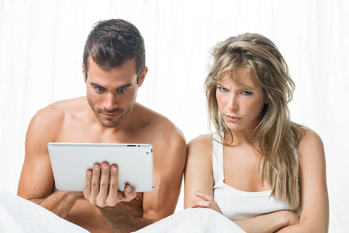 Pareja viendo pornografía.