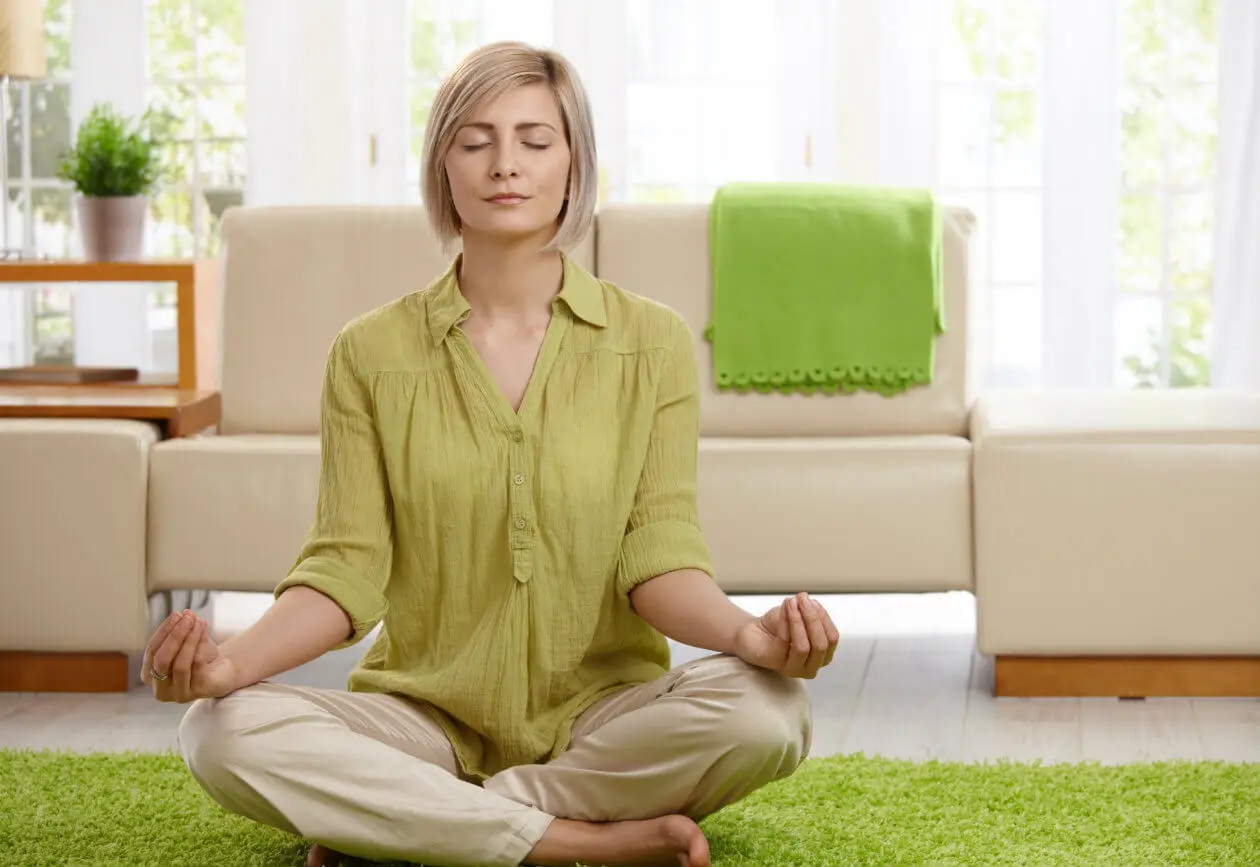 Mujer realizando yoga.