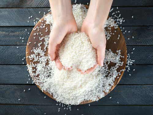 manos cogiendo arroz